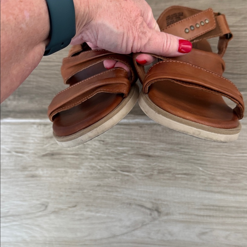 Miz Mooz 39 8 1/2 - 9 WIDE Camellia sandals - Picture 3 of 8